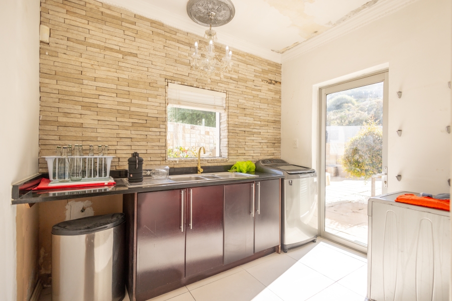 6 Bedroom Property for Sale in Fairway Heights Western Cape